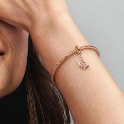 CHARM PANDORA PLUME ROSE SCINTILLANTE COURBE